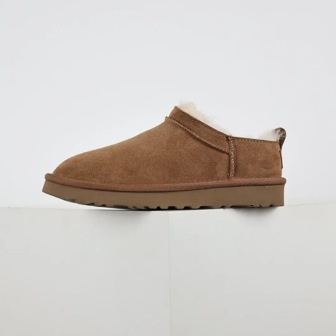 Pick up locally 💰520 Core recommendation Good price Independently developed original outsole, cashmere insole, keeping warm in winter, suitable for home use. In recent years, uug has launched a style series, which is partially skewed towards the preferences of young consumers, and has also been at the forefront of fashion trends. Shoe body material, water-repellent coated suede upper, 17mm UGGPURE™ implanted wool insole, lightweight non-slip and comfortable rubber outsole, with brand LOGO, complete packaging, size: 35 36 37 38 39 40